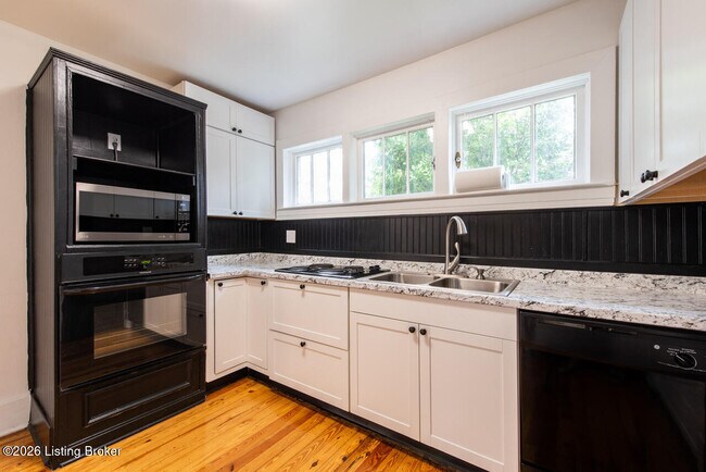 Building Photo - 2032 Lakeside Dr