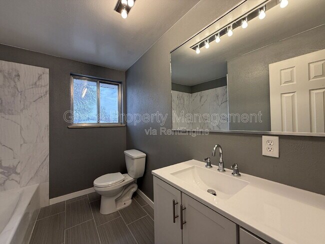 Building Photo - 3055 Carson St