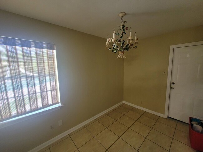 Building Photo - 2626 Beluche Dr