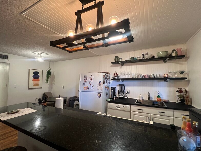 Cute kitchen - 320 Lakeview St