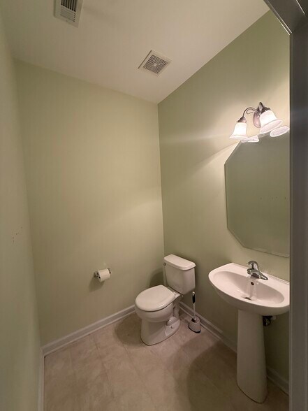 Building Photo - 9568 Kings Parade Blvd