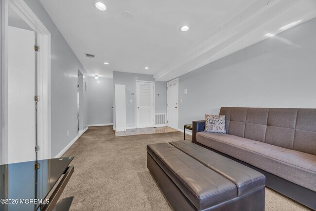 Building Photo - 393 College Dr