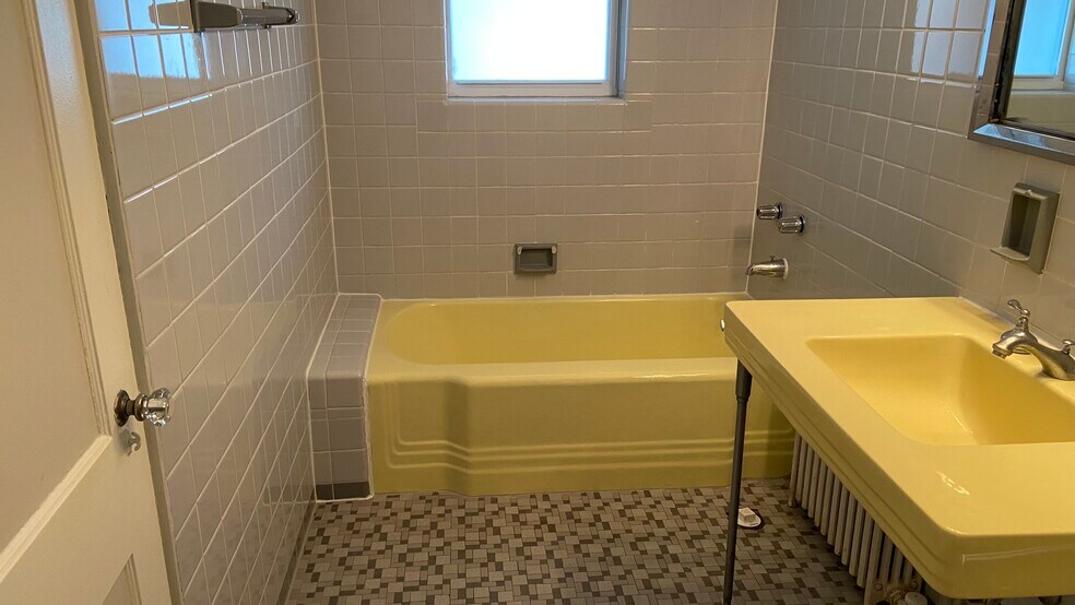 Bathroom - 202 N Ridgeland Ave