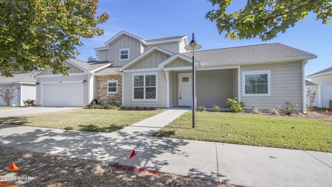 Building Photo - 221 Poinsettia Dr