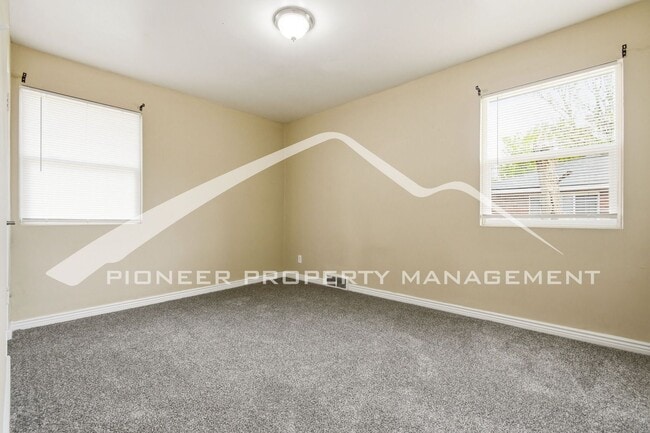 Building Photo - Charming Duplex with Washer/Dryer and Garage