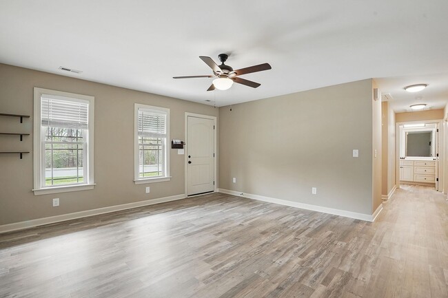 Building Photo - AVAILABLE NOW!  LIKE NEW! Cute One-Story R...