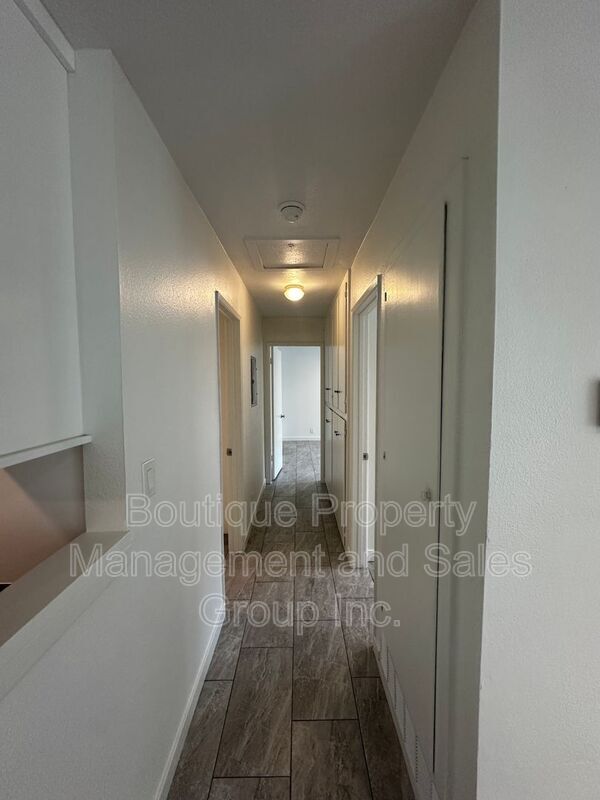 Building Photo - 301 N Tustin Ave