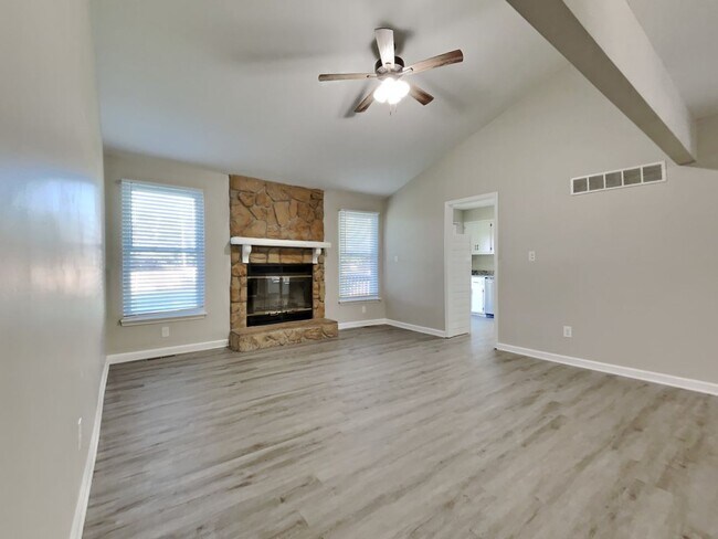 Building Photo - Charming 3-Bed, 2-Bath Home in Lee’s Summit | Cul-de-Sac, Fireplace & Fenced Yard