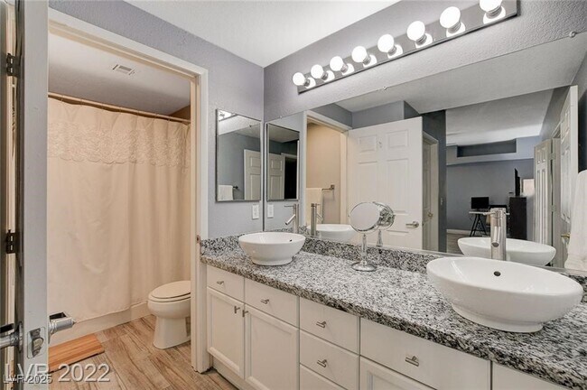 Building Photo - 352 Amber Pine St