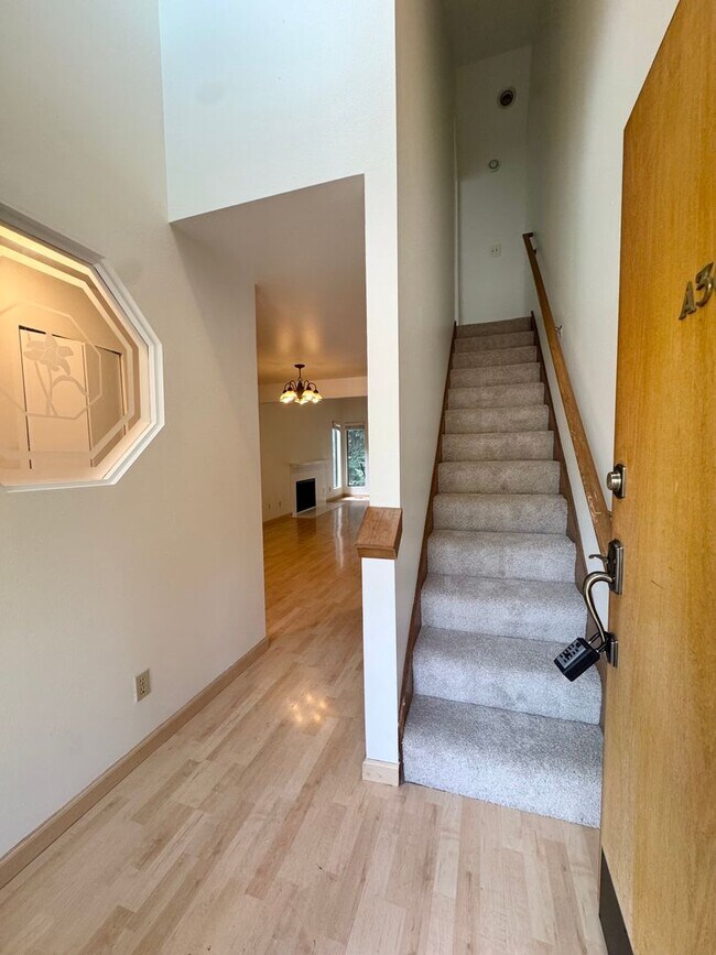Building Photo - Spacious condo with 2 parking spaces included