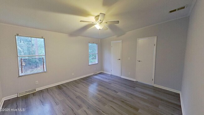 Building Photo - 20 Deer Ridge Dr W