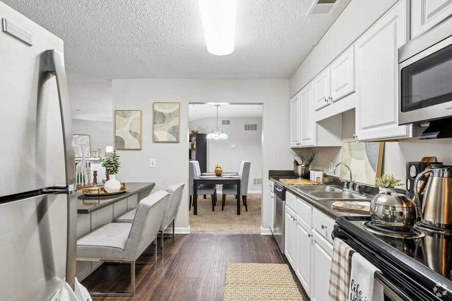2BR, 2BA - 1,325SF - Kitchen - Azalea Park at Sandy Springs