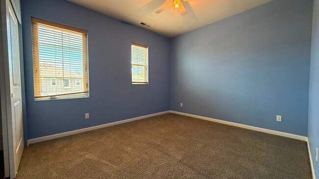 Building Photo - Spacious 4-Bed Home with Loft & Covered Patio in North Creek