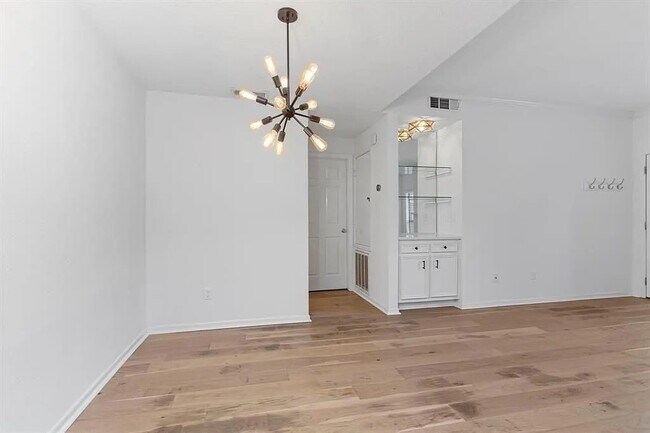 Building Photo - 1100 Augusta Dr