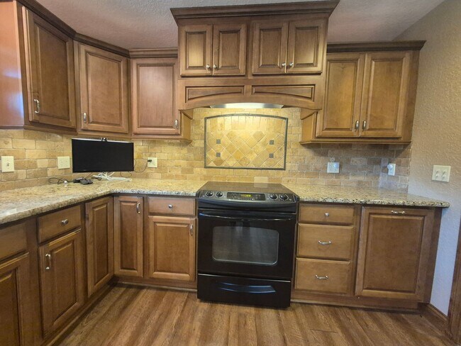 Building Photo - Cabin living in the suburbs