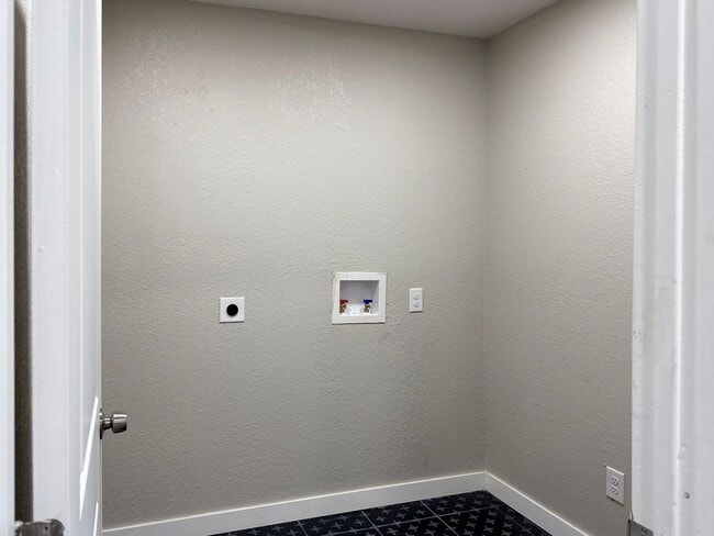 Building Photo - 4 Bedroom / 3 Full Bath