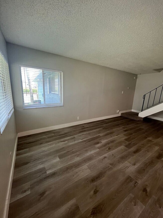 Building Photo - 2 br, 1 bath House - 902 E TIFFANY DR #3