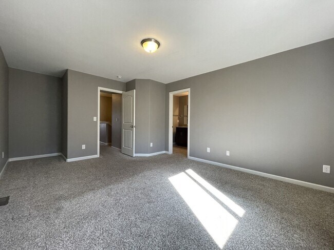 Building Photo - Spacious Two-Story Townhouse