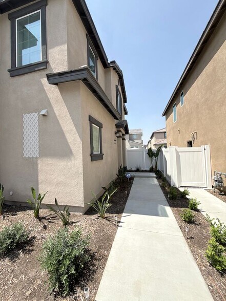 Building Photo - 2448 Powell Dr