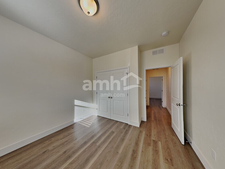 Building Photo - 3492 S Bartlett Ave