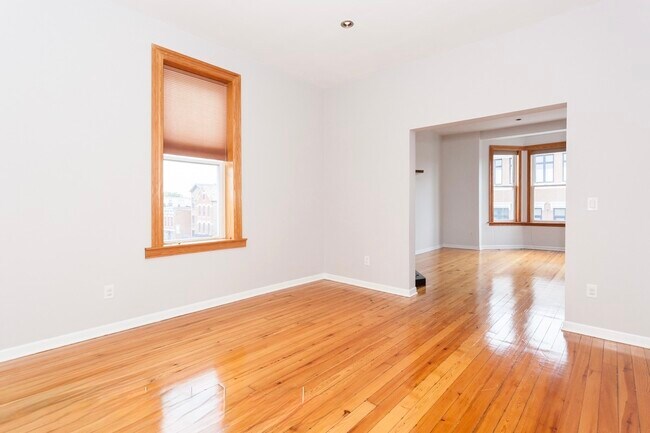 Building Photo - 2204 N Clybourn Ave
