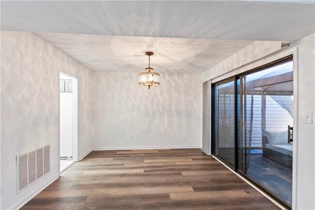 Building Photo - 2685 Meadowlawn Dr