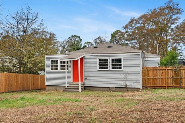 Building Photo - 1124 Graymont Dr SW