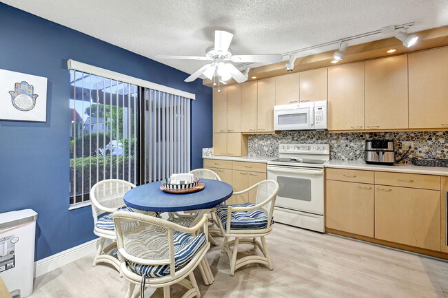 Building Photo - 5547 Fairway Park Dr