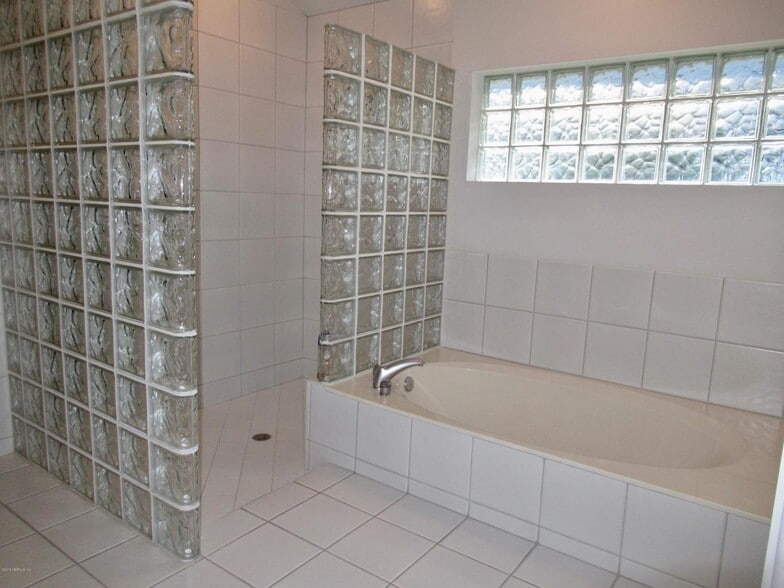 Owner's Bath - Garden Tub &amp; Separate Shower - 13865 Deer Chase Pl
