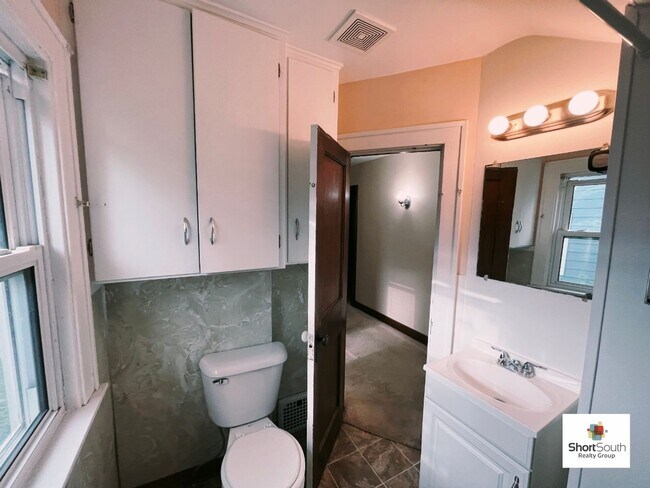 Building Photo - Recently updated 4 bed 1.5 bath Single Fam...