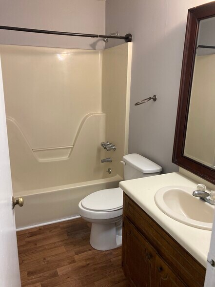 Clean Bath and shower - 141 Country Village Ct