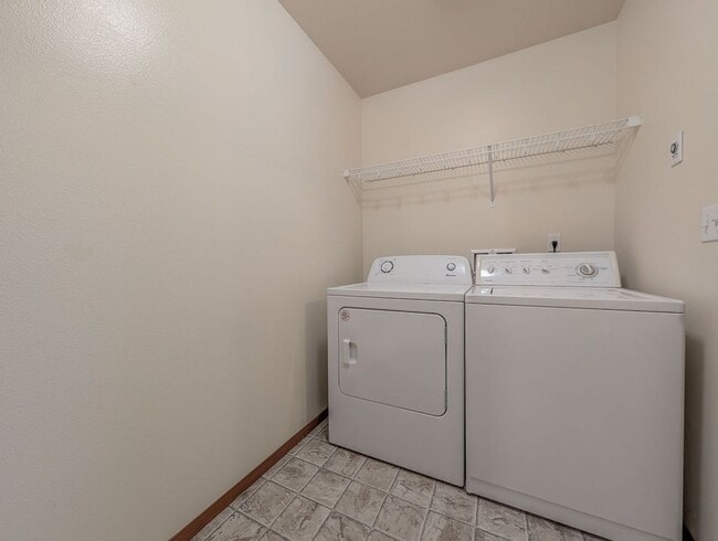 Building Photo - Beautiful 4 bed 2.5 bath home in Silver Lake!