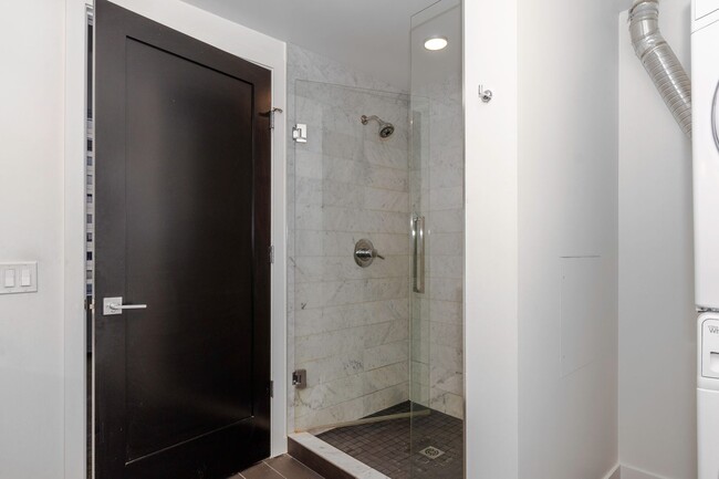 Building Photo - 1 bedroom, 3/4 bathroom luxury condo with ...