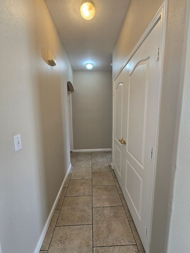 Building Photo - Beautiful 2 Bedroom Condo with Garage!