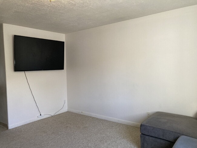 Building Photo - "Charming 2-Bedroom Townhouse with 2 Full ...