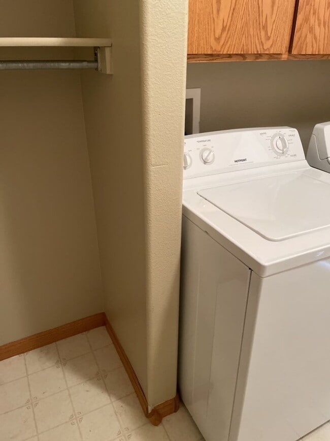 Building Photo - Start a Lease by 12/1 and Receive a $500 R...