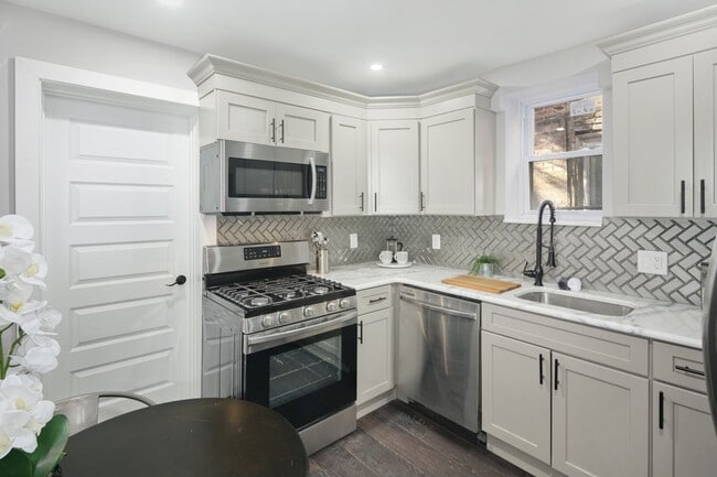 Building Photo - Modern Brewerytown Home