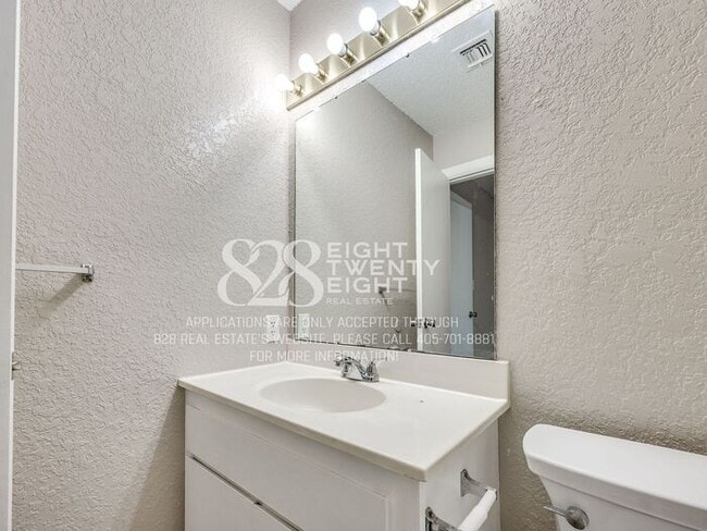 Building Photo - Spacious 2 Bed/2 Bath Townhome Duplex Available NOW in Moore, OK!