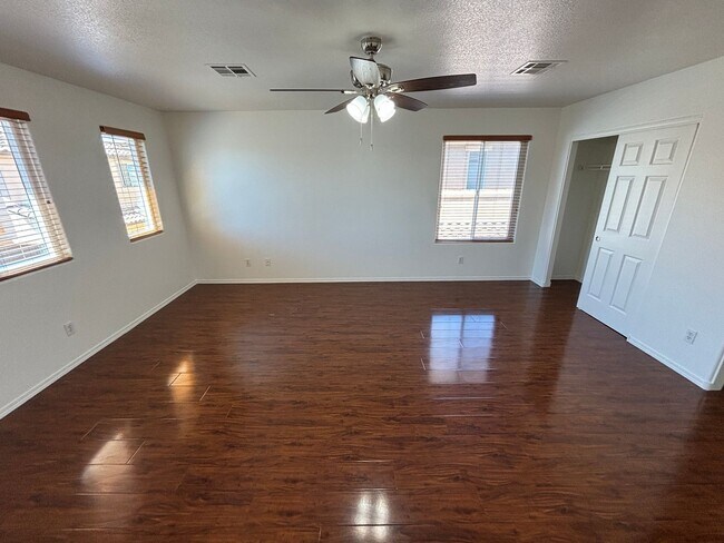 Building Photo - Beautiful 5Bed/2.5Bath/2Car home located near Seven Hills