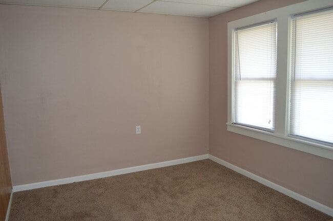 Building Photo - 216 Oak St