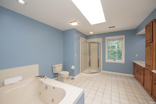 Building Photo - 3801 W Capilano Dr