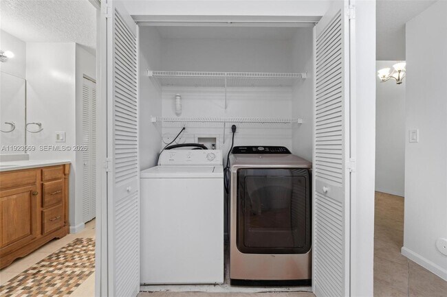 Building Photo - 390 City View Dr