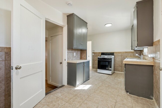 Building Photo - 1412 NE 38th St