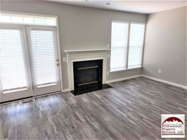 Building Photo - Luxury Townhome!