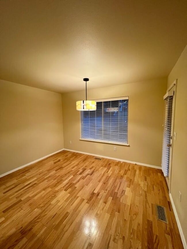 Building Photo - Updated 3 Bedroom Condo!