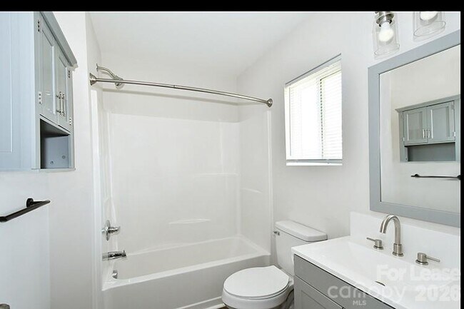 Building Photo - 746 Opal St