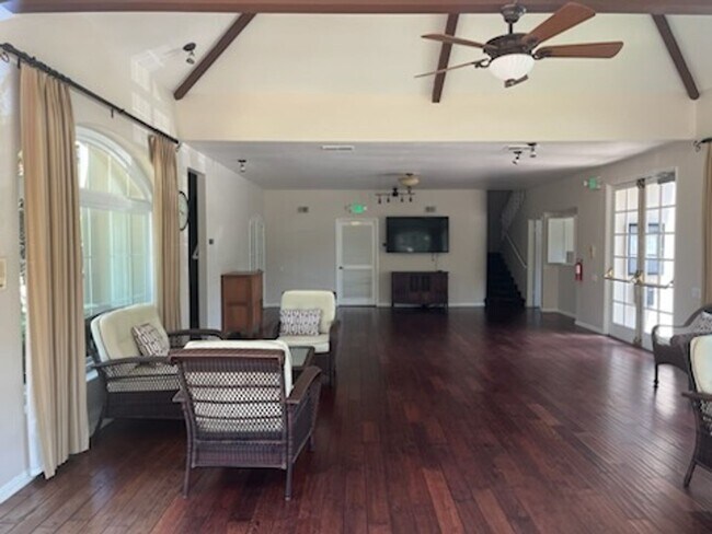 Building Photo - Luxurious Townhouse Located in the exclusi...