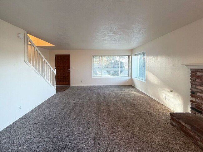 Building Photo - 25 Wedgewood Dr