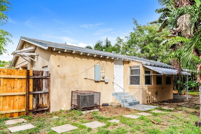 Building Photo - 195 E 28th St