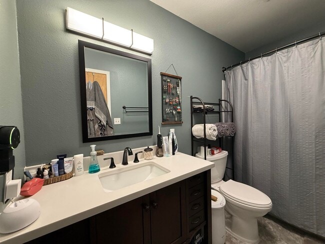 Building Photo - Century 21 Gold Rush - 2 Bed / 1 Bath Condo – West Fairbanks